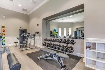 a home gym with a large mirror and equipment at Apartamento 3 Quartos Moderno no Vista Cay in Orlando