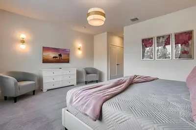 a bedroom with a bed and two chairs and a dresser at Casa 4Q Hidden Forest c/ Piscina in Orlando