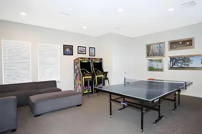 a living room with a ping pong table and a couch at Casa 4Q Hidden Forest c/ Piscina in Orlando