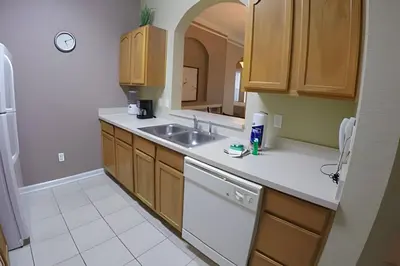 a kitchen with a sink and a dishwasher at Condo 3Q Windsor Hills — Perto da Disney in Orlando