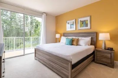a bedroom with a bed and a large window at Casa 3Q Serenity c/ Piscina – Perto da Disney in Orlando