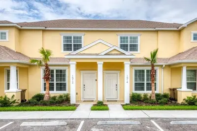 a house with palm trees in front of it at Casa 3Q Serenity c/ Piscina – Perto da Disney in Orlando