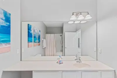 a bathroom with a sink and a large mirror at Apartamento 3 Quartos Amplo no Vista Cay Resort in Orlando