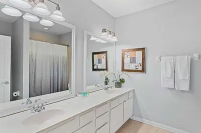 a bathroom with a sink and a large mirror at Amplo Townhouse 3 Quartos no Vista Cay Resort in Orlando