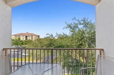 a view of a balcony with a table and chairs at Condo 3Q Vista Cay c/ Varanda e Piscina Resort in Orlando