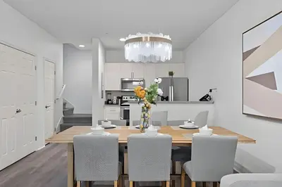 a kitchen and dining room with a wooden table and chairs at Casa 3Q Moderna perto da Disney e acesso ao Resort in Kissimmee