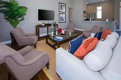 a living room with two white couches and a tv at Casa 3Q Moderna perto da Disney e acesso ao Resort in Kissimmee