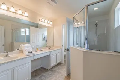 a bathroom with two sinks and a shower at Refúgio c/ Vista do Lago e Piscina – Perto Disney in Kissimmee