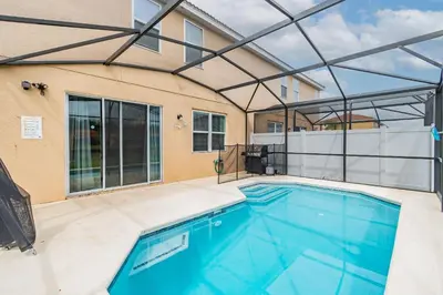a large swimming pool with a glass roof at Refúgio c/ Vista do Lago e Piscina – Perto Disney in Kissimmee