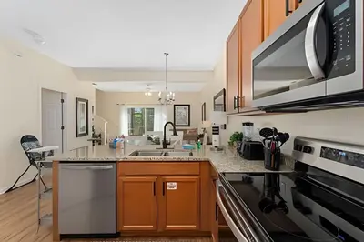 a kitchen with a sink and a stove top oven at Conforto e Diversão no Bella Vida – 3Q+ Piscina in Kissimmee