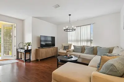 a living room with a couch and a tv at Apartamento Vista Cay: ao lado do UNIVERSAL in Orlando