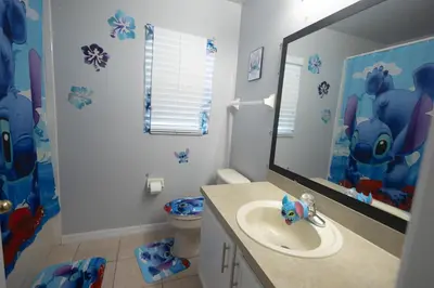 a bathroom with a sink and a mirror at Casa Kissimmee in Orlando