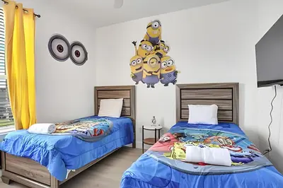 a bedroom with two beds and a tv at Refúgio 3Q no Windsor Palms Resort in Kissimmee