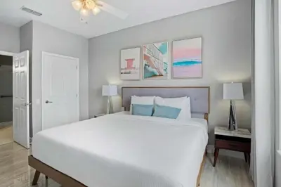 a bedroom with a large white bed and two lamps at Amplo Apartamento 3 Quartos no Vista Cay Resort in Orlando