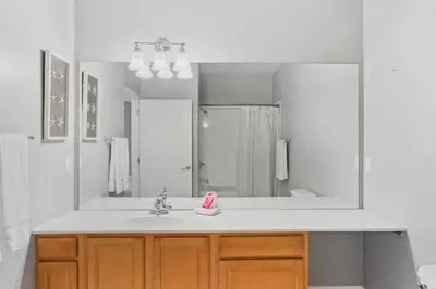 a bathroom with a sink and a large mirror at Amplo Apartamento 3 Quartos no Vista Cay Resort in Orlando
