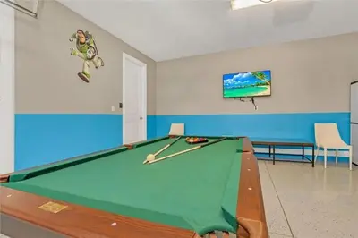 a billiard room with a pool table in it at Vila 8Q Disney c/ Piscina, Spa e Bar Temático in Orlando