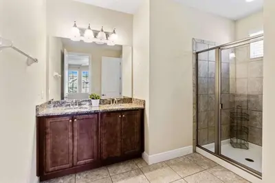 a bathroom with a double sink and a shower at Vila 8Q Disney c/ Piscina, Spa e Bar Temático in Orlando
