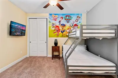 a bedroom with a bunk bed and a ceiling fan at Vila 8Q Disney c/ Piscina, Spa e Bar Temático in Orlando