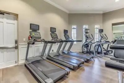 a gym with several tread machines in a room at Amplo Apartamento 4 Quartos no Vista Cay Resort in Orlando