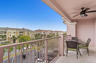 a balcony with a table and chairs and a view of a street at Amplo Apartamento 4 Quartos no Vista Cay Resort in Orlando
