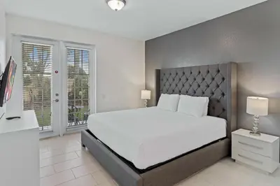 a bedroom with a large white bed and a window at Apartamento 3 Quartos no Vista Cay Resort in Orlando