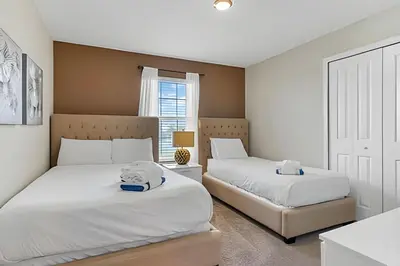 a bedroom with two beds and a window at Casa 5Q Familiar — 10min da Disney + Piscina in Kissimmee