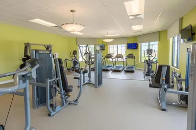 a gym with treadmills and elliptical machines at Casa 4Q Moderna c/ Lazy River e Toboáguas in Kissimmee