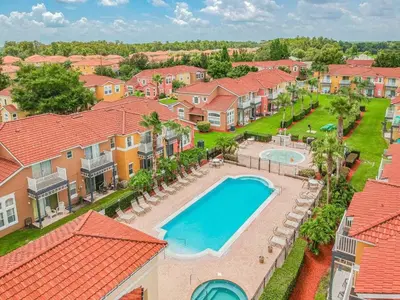 an aerial view of a home with a swimming pool at Casa 4Q no Lake Berkley c/ Piscina Privativa in Kissimmee