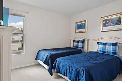 a bedroom with two beds and a window at Casa 5Q Piscina Resort Windsor Hills Disney in Orlando