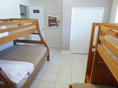 a room with two bunk beds and a mirror at Perfecto Mundo 3, Orlando Area 5BR-2BA-Outdoor Pool-Jacuzzi-Billiard in Orlando