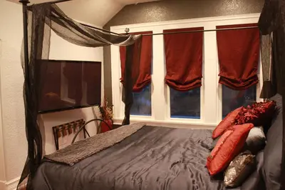 a bedroom with a bed and a window at Kapp and Kappy Bed & Breakfast in Kissimmee