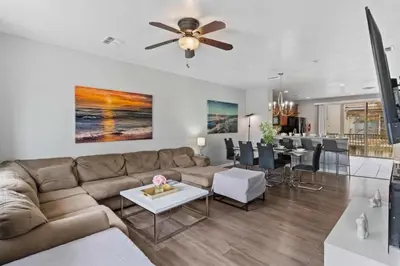 a living room with a couch and a ceiling fan at Apartamento 3 Quartos no Vista Cay Resort in Orlando