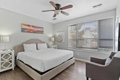 a bedroom with a bed and a ceiling fan at Apartamento 3 Quartos no Vista Cay Resort in Orlando