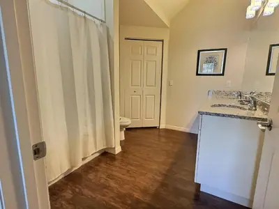 a bathroom with a toilet and a sink and a shower at Casa 3Q Lucaya Village — 15min da Disney in Kissimmee
