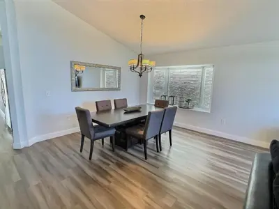 a dining room with a table and chairs at Casa 4Q c/ Piscina Aquecida — Lake Berkley in Kissimmee