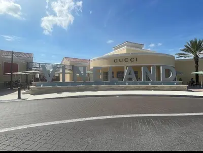 a building with a sign that reads queen land at Hermoso apartaestudio en Orlando in Orlando