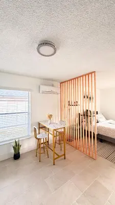 a dining room with a table and a bed at Hermoso apartaestudio en Orlando in Orlando