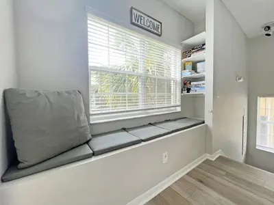 a window seat in a living room with a windowseatigunigunigunigunigun at Oakwater Lookout condo in Orlando
