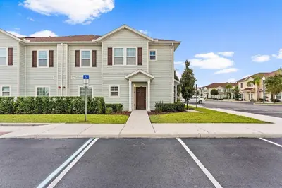 a house on a street with a driveway at Casa 4Q West Lucaya – 5min da Disney in Kissimmee