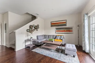 a living room with a couch and a table at Casa 4Q West Lucaya – 5min da Disney in Kissimmee