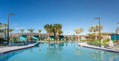 a swimming pool at a resort with palm trees at Villa 4Q c/ Piscina Priv. & Temática in Kissimmee