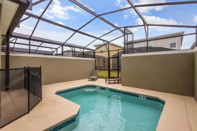 a swimming pool on the roof of a house at Casa 4Q com Piscina e Quartos Temáticos in Kissimmee