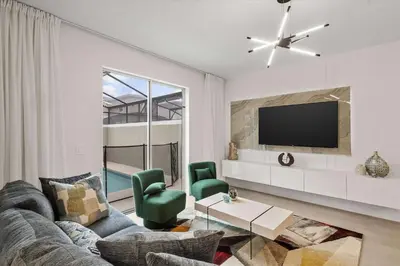 a living room with a couch and two green chairs at Casa 4Q com Piscina e Quartos Temáticos in Kissimmee