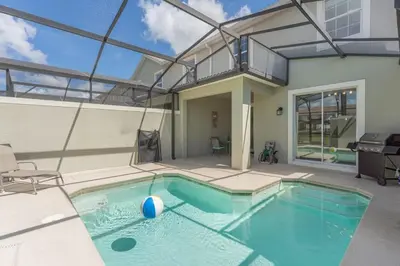 a house with a pool with a ball in it at Casa 4Q c/ Piscina Priv. no Storey Lake in Kissimmee