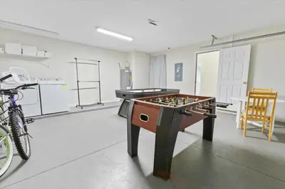 a room with a ping pong table and a bicycle at Casa 5Q c/ Piscina Priv. e Sala de Jogos in Kissimmee