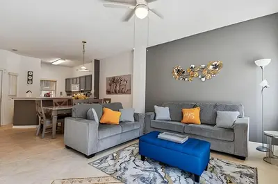 a living room with two couches and a table at Casa Aconchegante no Lake Berkley – Perto da Disney in Kissimmee