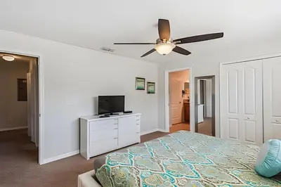a bedroom with a bed and a ceiling fan at Casa Familiar c Piscina Privativa Paradise Palms in Kissimmee