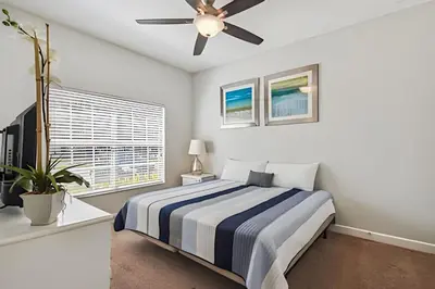 a bedroom with a bed and a ceiling fan at Casa Familiar c Piscina Privativa Paradise Palms in Kissimmee