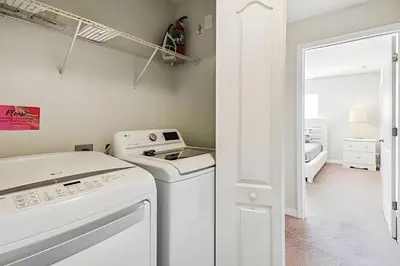 a white laundry room with a washer and dryer at Casa Familiar c Piscina Privativa Paradise Palms in Kissimmee