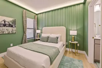 a bedroom with green walls and a bed in it at Casa 5Q Moderna c/ Piscina – 15min Disney in Orlando